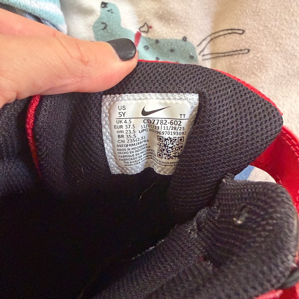 Nike Kids Black and Red Sneakers - Picture 4 of 4
